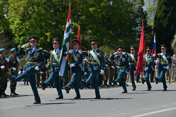 На площадь Свободы вынесли государственный флаг Абхазии и знамя Победы Советского Союза. - Sputnik Абхазия