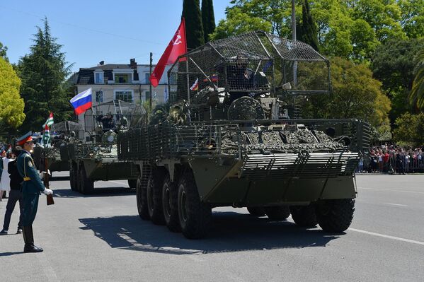По площади проехала военная техника Министерства обороны Абхазии. - Sputnik Абхазия