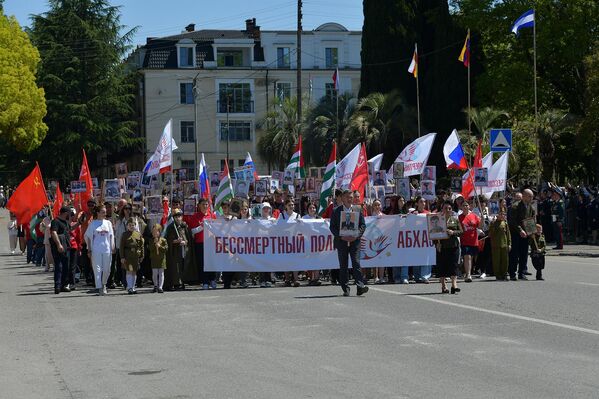 Жители и гости Сухума разных возрастов прошли с портретами своих предков, принимавших участие с сражениях в годы Великой Отечественной войны, тех, кто пал на поле боя, и тех, кому удалось вернуться домой. - Sputnik Абхазия