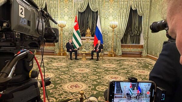 Встреча президентов России и Абхазии Владимира Путина и Бадры Гунба - Sputnik Абхазия