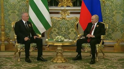 Бадра Гунба и Владимир Путин на встрече в Кремле 9 Мая