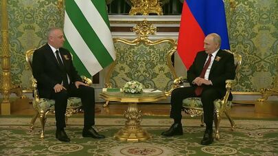Бадра Гунба и Владимир Путин на встрече в Кремле 9 Мая