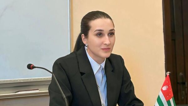 Аекскурсиамҩаԥгаҩцәа рхыԥхьаӡара еизҳаит: азыҟаҵаратә центр иаунашьҭит даҽа гәыԥк - Sputnik Аҧсны