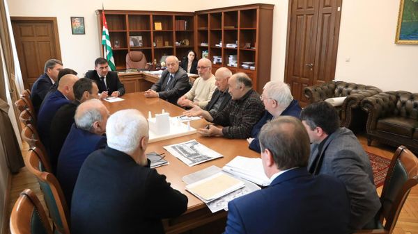 Аҳ Қьалышьбеи Чачба игәалашәара анаунагӡатәра иалацәажәеит аҳәынҭқарра ахада ихаҭыԥуаҩ Беслан Бигәаа ихантәаҩрала имҩаԥгаз акомиссиа аилатәараҿы - Sputnik Аҧсны