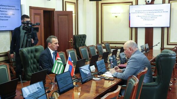 Вопросы межгосударственного сотрудничества, развития договорно-правовой базы и межпарламентского взаимодействия обсудили на встрече в Москве глава МИД Абхазии Олег Барциц и председатель комитета Совфеда России по международным делам Григорий Карасин - Sputnik Абхазия