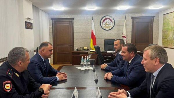 Президент Алан Гаглоев встретился с делегацией силовых ведомств Абхазии, прибывшей в Цхинвал с рабочим визитом - Sputnik Абхазия