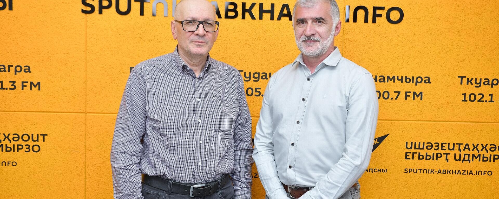 Есть ли будущее у абхазской литературы: Чкадуа и Начкебия о развитии писательства Есть ли будущее у абхазской литературы: Чкадуа и Начкебия о развитии писательства - Sputnik Абхазия, 1920, 22.05.2026