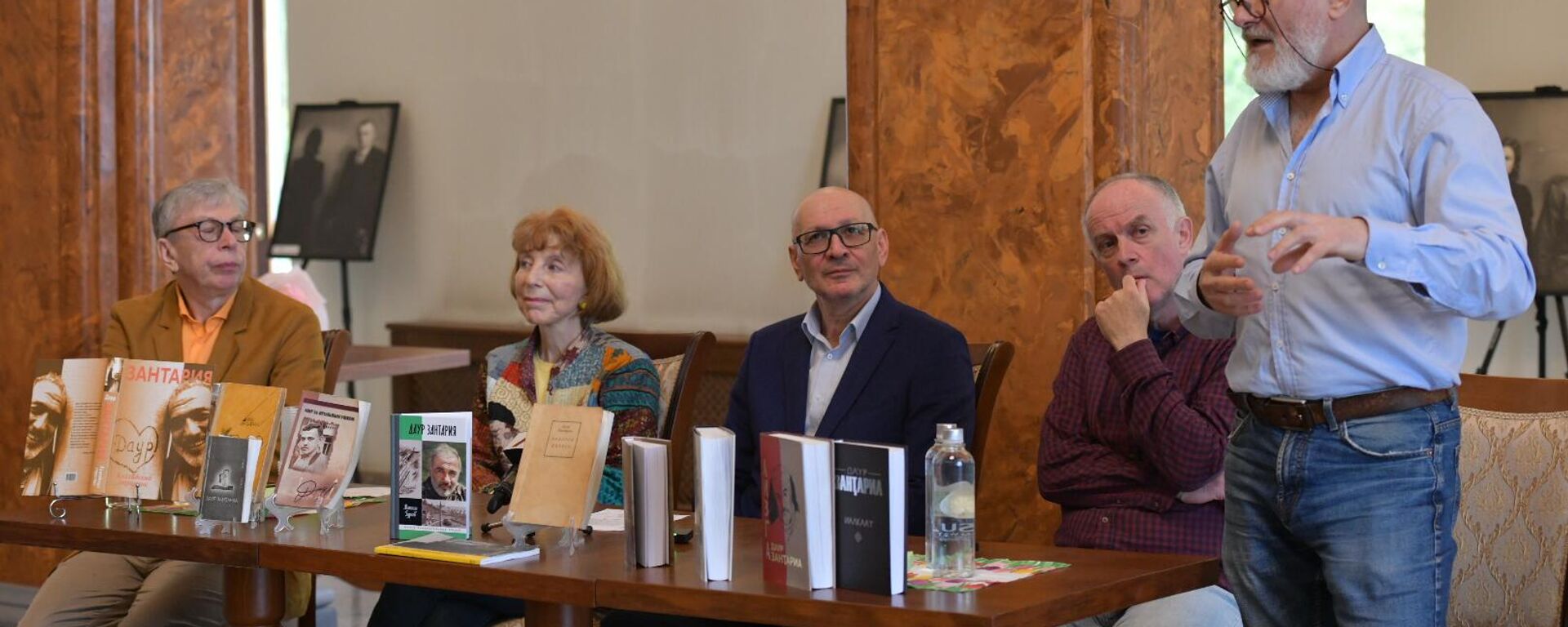 Презентация книги Даур Зантария. Книга, найденная в Сухуме проходит в фойе Абхазского театра - Sputnik Аҧсны, 1920, 25.05.2026