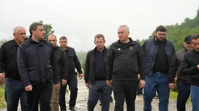 Бадра Гунба осматривает в Ткуарчале последствия стихии