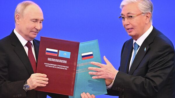 Президент РФ Владимир Путин и президент Казахстана Касым-Жомарт Токаев во Дворце Независимости в Астане на церемонии подписания документов о сотрудничестве. - Sputnik Абхазия