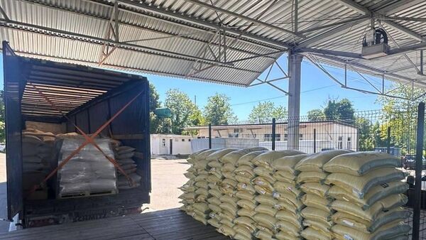 Более трех с половиной тонн незадекларированного птичьего корма изъяли на абхазо-российской границе - Sputnik Абхазия
