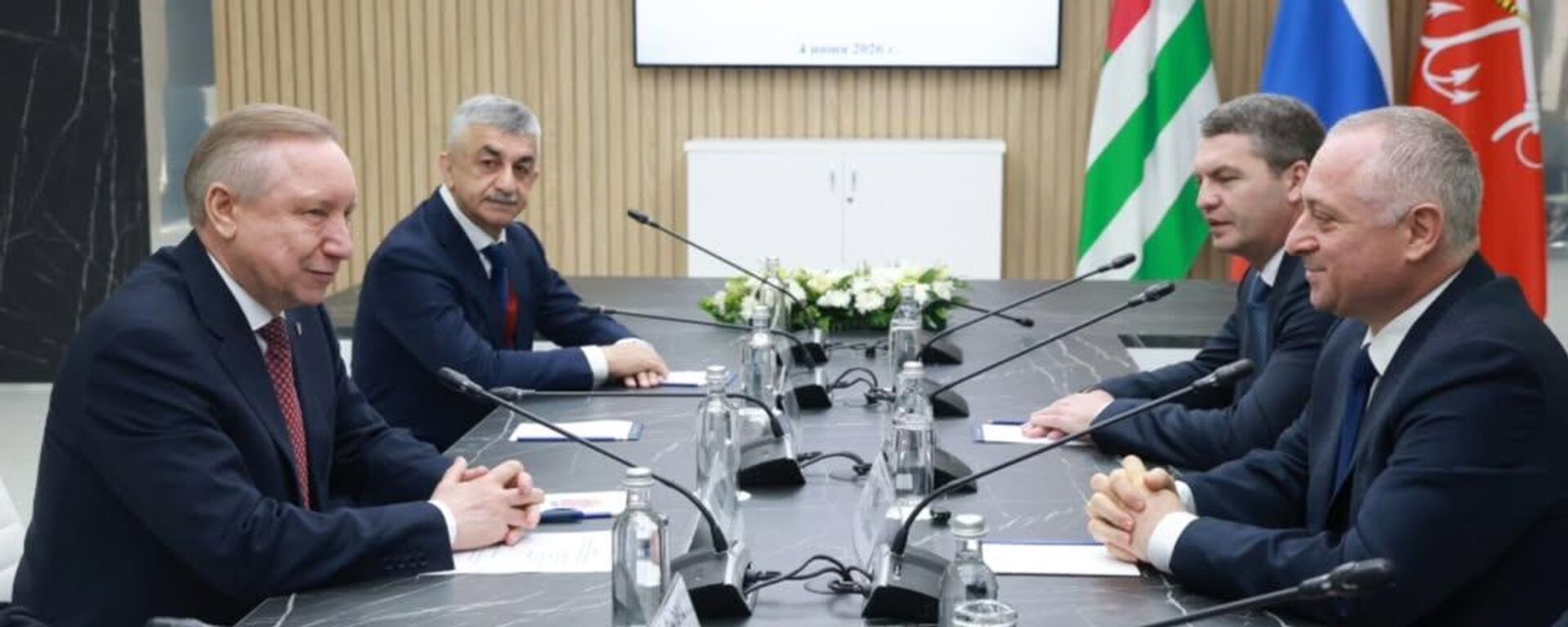 Петербург Аԥсны аус ацуразы урыстәылатәи арегионқәа рыбжьара аԥхьагылаҩцәа ирхыԥхьаӡалоуп ҳәа азгәеиҭеит агубернатор Александр Беглов Бадра Гәынбеи иареи реиԥылараан - Sputnik Абхазия, 1920, 04.06.2026