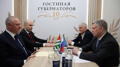 Расширение двустороннего сотрудничества обсудили Бадра Гунба и губернатор Ульяновской области Алексей Русских на полях ПМЭФ