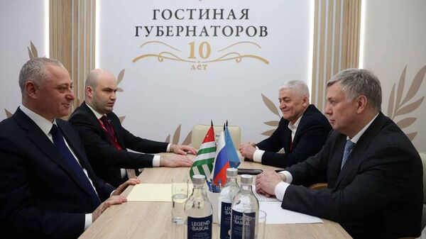 Расширение двустороннего сотрудничества обсудили Бадра Гунба и губернатор Ульяновской области Алексей Русских на полях ПМЭФ - Sputnik Аҧсны