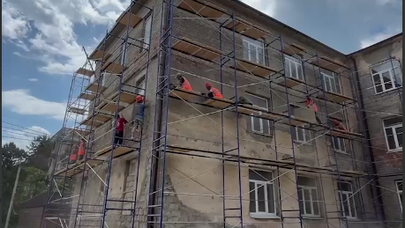 Начался ремонт фасада средней школы №15 в Сухуме.
