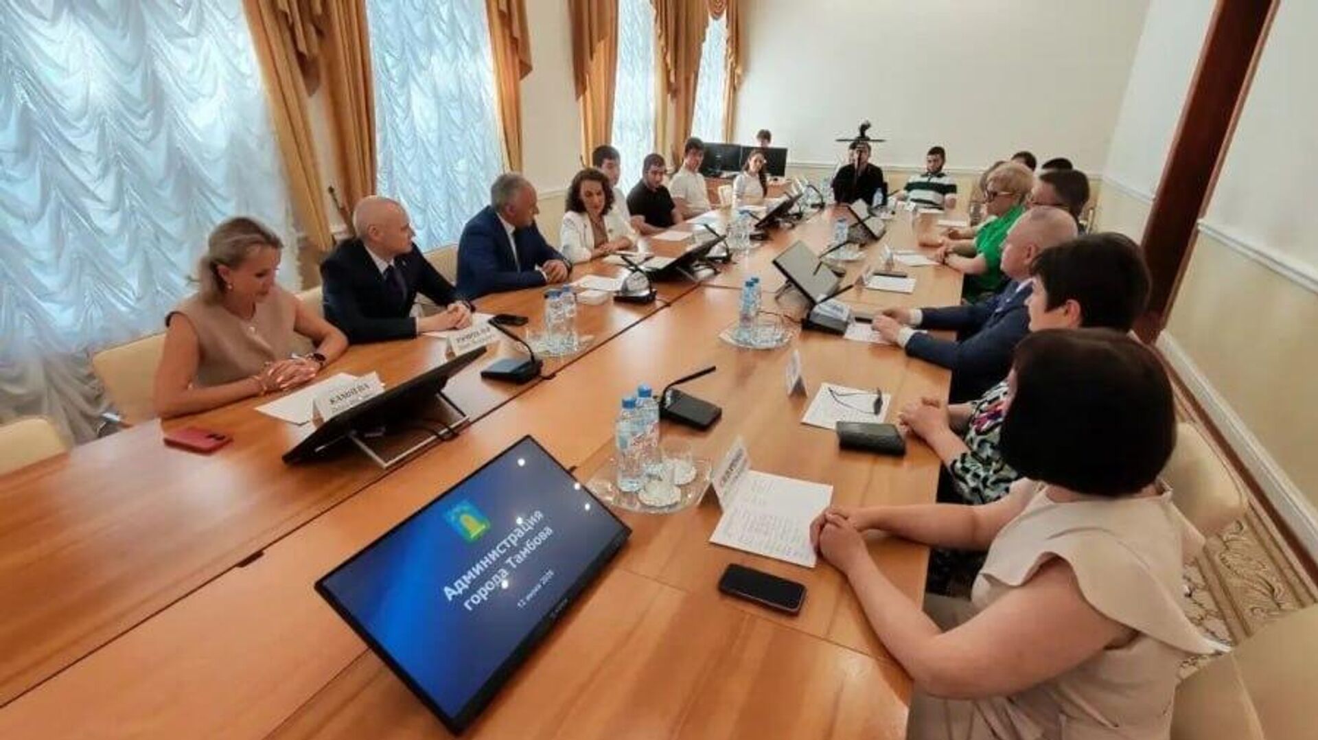 Амуниципалбжьаратә усеицура аҿиара иалацәажәеит Аҟәа ахада ихаҭыԥуаҩ Автандил Сурманиӡеи Тамбов ахада Максим Косенкови Амуниципалбжьаратә усеицура аҿиара иалацәажәеит Аҟәа ахада ихаҭыԥуаҩ Автандил Сурманиӡеи Тамбов ахада Максим Косенкови - Sputnik Аҧсны, 1920, 13.06.2026