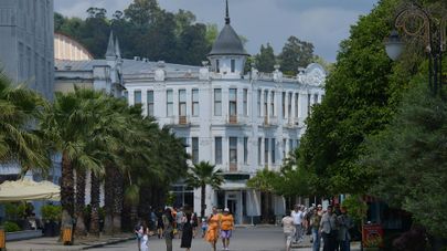 Люди прогуливающиеся на набережной Махаджиров