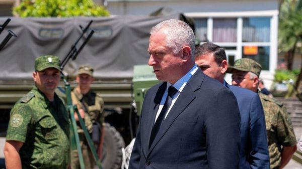 Бадра Гунба ознакомился с новыми образцами вооружения в Минобороны Абхазии - Sputnik Абхазия