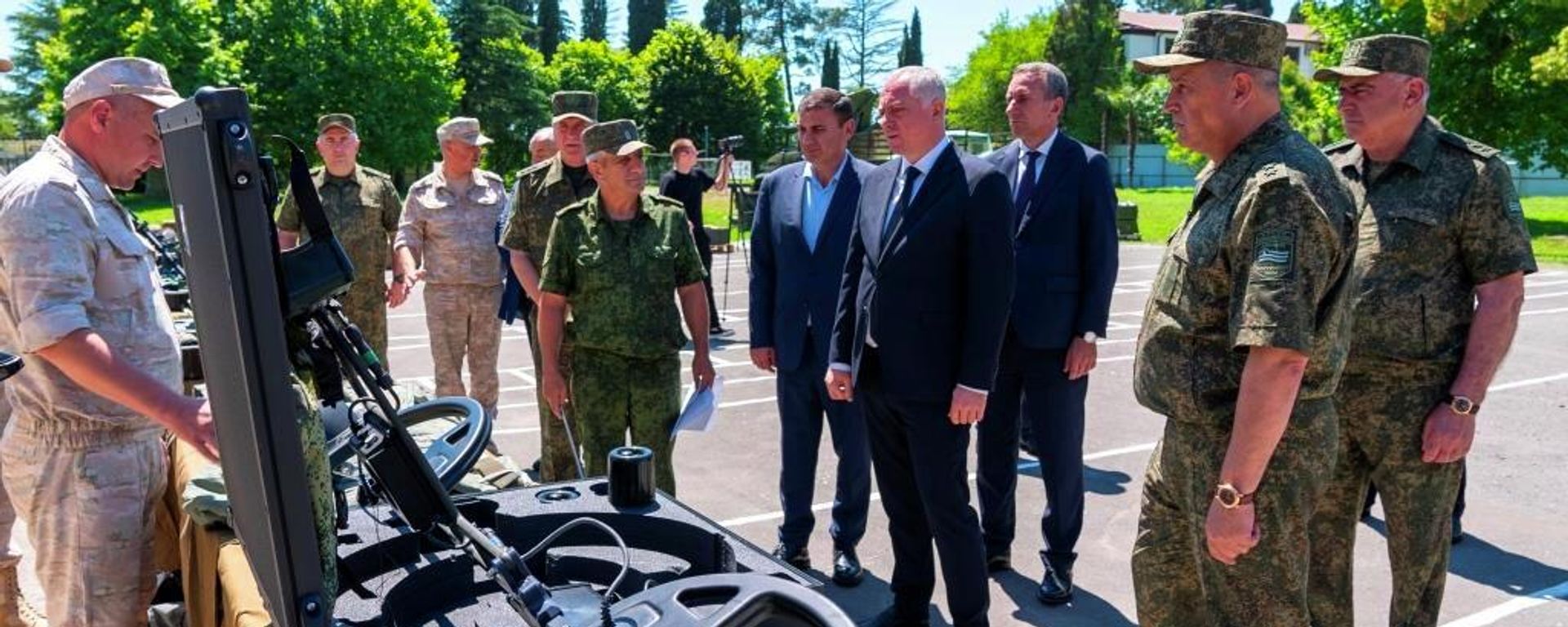 Бадра Гунба ознакомился с новыми образцами вооружения в Минобороны Абхазии Бадра Гунба ознакомился с новыми образцами вооружения в Минобороны Абхазии - Sputnik Абхазия, 1920, 16.06.2026