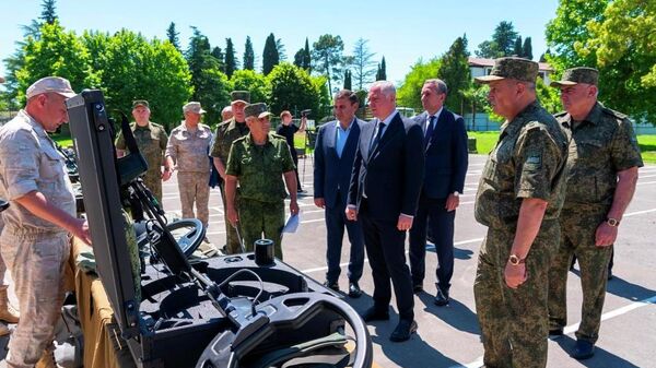 Бадра Гунба ознакомился с новыми образцами вооружения в Минобороны Абхазии - Sputnik Абхазия