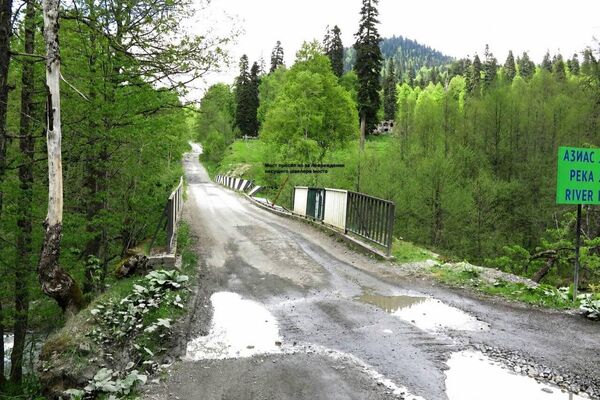 Мост на 54-м километре автодороги Бзыбь – Ауадхара закрыли для движения легкового и грузового транспорта из-за аварийного состояния Мост на 54-м километре автодороги Бзыбь – Ауадхара закрыли для движения легкового и грузового транспорта из-за аварийного состояния - Sputnik Абхазия