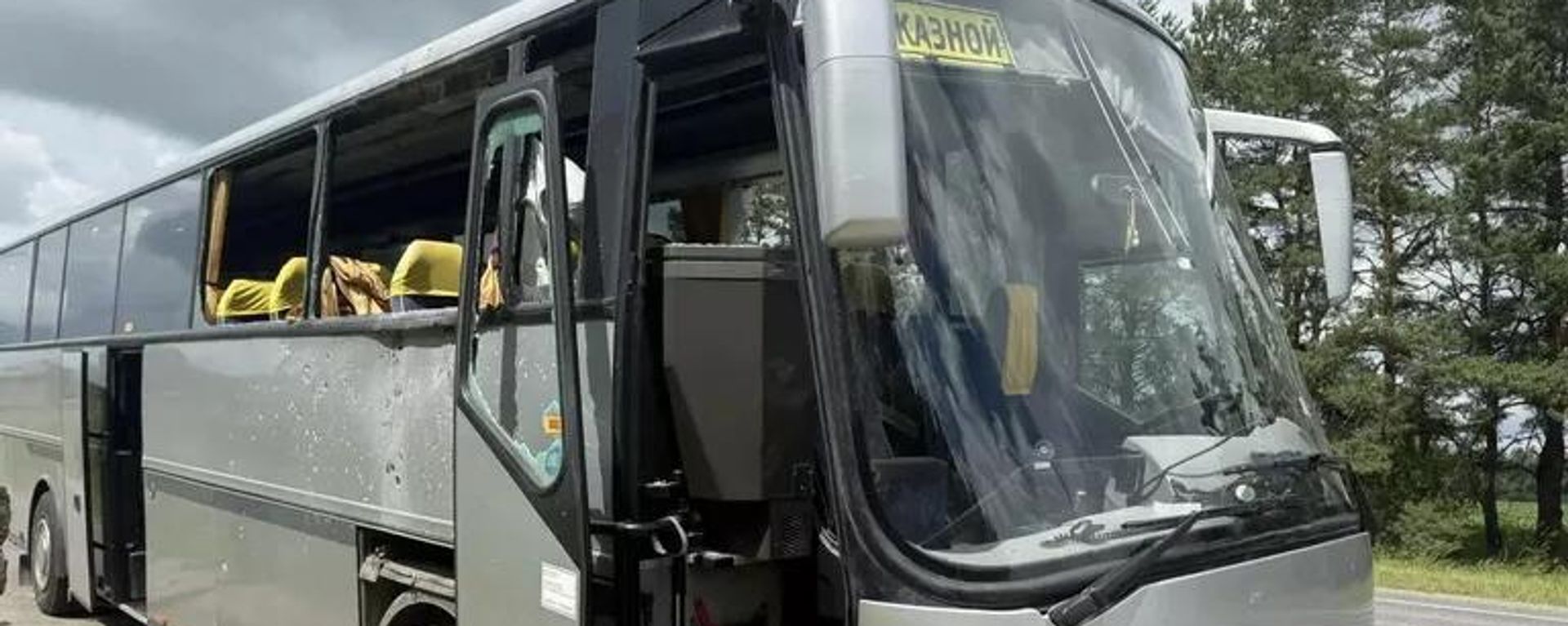 Автобус с белорусскими детьми, атакованный украинским дроном в Брянской области - Sputnik Абхазия, 1920, 19.06.2026