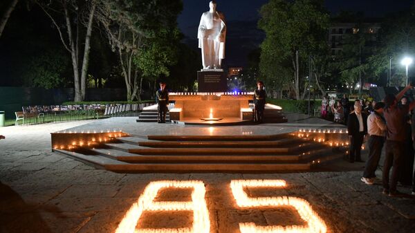 Международная акция Свеча памяти, приуроченная к 85-й годовщине начала Великой Отечественной войны, и возложение цветов к памятнику Неизвестному солдату в Сухуме - Sputnik Аҧсны
