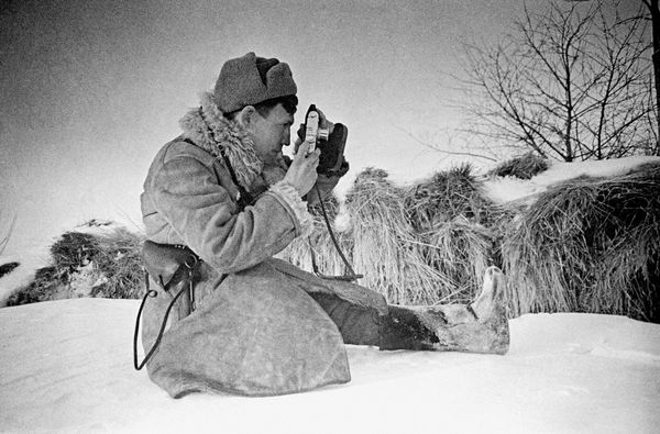 Фотокорреспондент Александр Моклецов во время фотосъемки. Ленинградский фронт, зима 1941 года. - Sputnik Абхазия