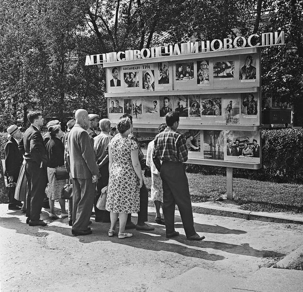Фотовитрина Агентства печати Новости (АПН), посвященная полету в космос Андрияна Николаева. - Sputnik Абхазия