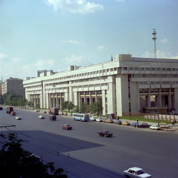 Зубовски ибульвар аҿы 1980 шықәсазы Олимпиадақәа рзы апресс-центр хада ахыбра. Ахәмаррақәа рышьҭахь, ахыбра Акьыԥхь маҵзура "Новости" (уажәы ЖәАМ "Россиа иахьа"), СССР Ажурналистцәа реидгыла, СССР Адәныҟатәи аусқәа рминистрра ахьыԥхь аҟәша рнапаҵаҟа иҟалеит.  - Sputnik Аҧсны