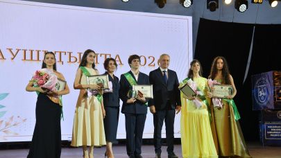 Пятеро золотых медалистов Абхазии 2026 года получили денежное поощрение в размере 200 тысяч рублей от главы государства