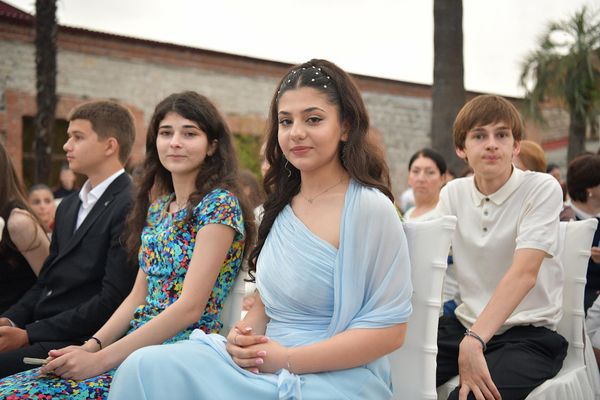 Девушки в нарядных образах, парни в смокингах - выпускники ответственно подготовились к выпускному. - Sputnik Абхазия