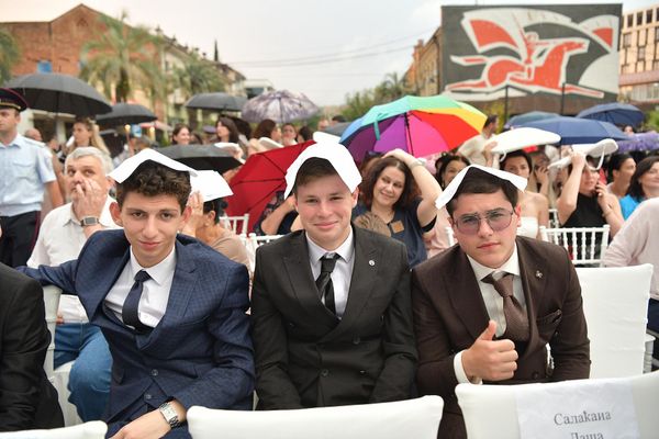 Праздничному настроению не помешал даже не вовремя хлынувший дождь. - Sputnik Абхазия