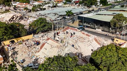 Вид с воздуха на разрушения и поврежденные здания после землетрясения в Венесуэле