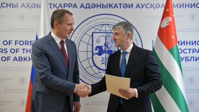Посол России в Абхазии Вячеслав Гладков вручил копии верительных грамот замглавы МИД республики Ираклию Тужба