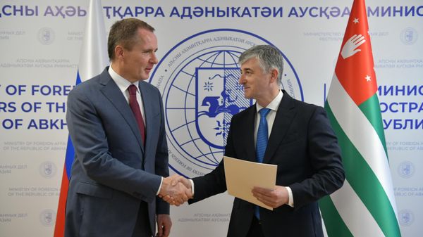 Посол России в Абхазии Вячеслав Гладков вручил копии верительных грамот замглавы МИД республики Ираклию Тужба - Sputnik Абхазия