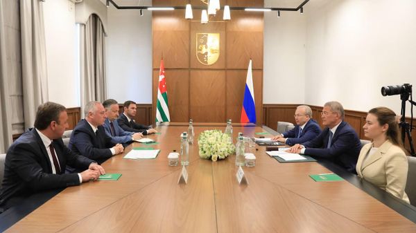 Президент Абхазии Бадра Гунба встретился с Главой Республики Башкортостан Радием Хабировым, прибывшим в республику с рабочим визитом. - Sputnik Аҧсны