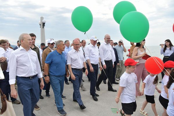 Церемонию посетили президент Абхазии Бадра Гунба, Первый замглавы Администрации Президента России Сергей Кириенко и раис Татарстана Рустам Минниханов. - Sputnik Абхазия