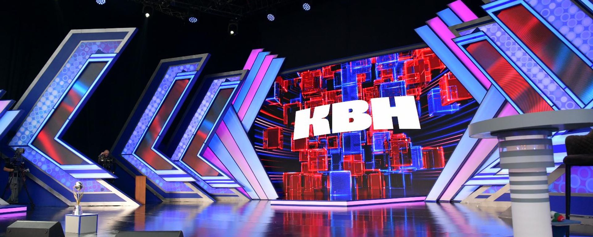 Встреча выпускников КВН началась на театральной площади в Сухуме. Встреча выпускников КВН началась на театральной площади в Сухуме. - Sputnik Абхазия, 1920, 03.07.2026