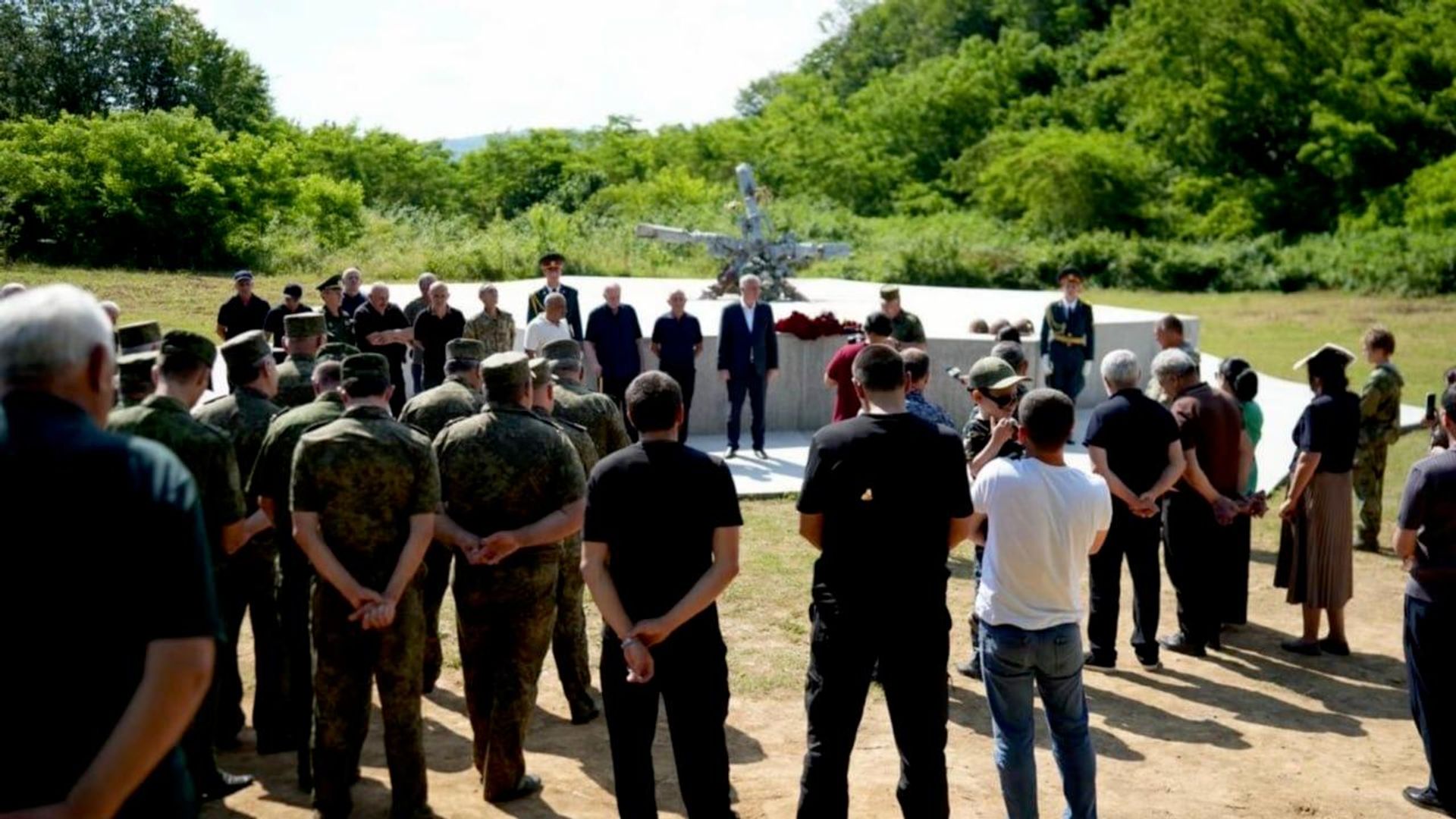Бадра Гунба почтил память бойцов батальона Горец на горе Ахбюк Бадра Гунба почтил память бойцов батальона Горец на горе Ахбюк - Sputnik Абхазия, 1920, 04.07.2026