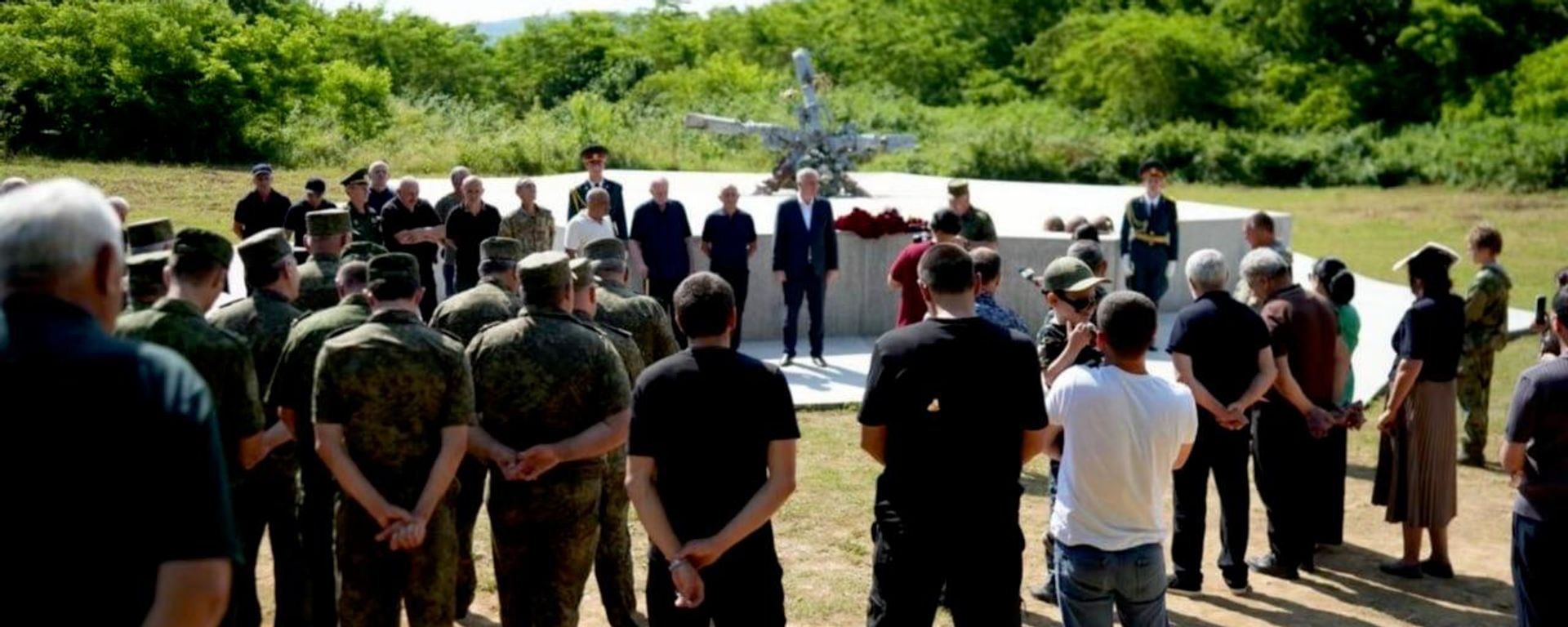 Бадра Гунба почтил память бойцов батальона Горец на горе Ахбюк - Sputnik Абхазия, 1920, 04.07.2026
