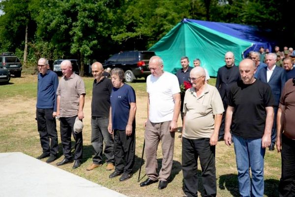 Бадра Гунба почтил память бойцов батальона Горец на горе Ахбюк Бадра Гунба почтил память бойцов батальона Горец на горе Ахбюк - Sputnik Абхазия