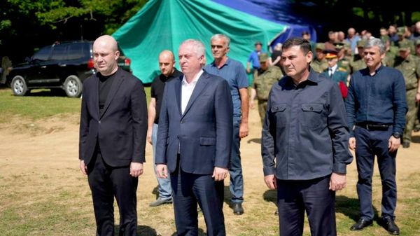 Бадра Гунба почтил память бойцов батальона Горец на горе Ахбюк - Sputnik Аҧсны