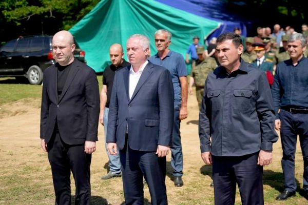 Бадра Гунба почтил память бойцов батальона Горец на горе Ахбюк Бадра Гунба почтил память бойцов батальона Горец на горе Ахбюк - Sputnik Абхазия