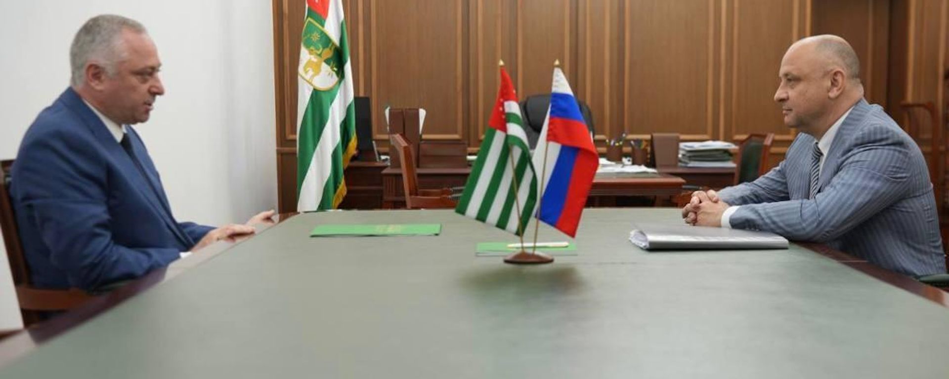 Сотрудничество с Самарой обсудил Бадра Гунба с замгубернатора Виталием Шабалатовым - Sputnik Абхазия, 1920, 05.07.2026