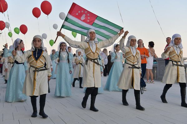 Аделегациа агаҿа иаваршәны Самаратәи аконцерттә аоркестр иацны Идырым асолдаҭ ибаҟа аҟынӡа инаӡеит. Аделегациа агаҿа иаваршәны Самаратәи аконцерттә аоркестр иацны Идырым асолдаҭ ибаҟа аҟынӡа инаӡеит. - Sputnik Аҧсны