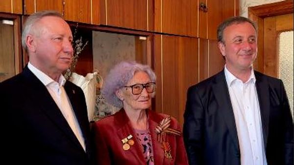Делба и Беглов посетили проживающую в Сухуме блокадницу Нону Мол-оглы - Sputnik Абхазия