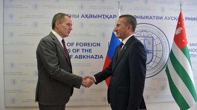 Встреча министра иностранных дел Олега Барциц и посла РФ в Абхазии Вячеслава Гладкова