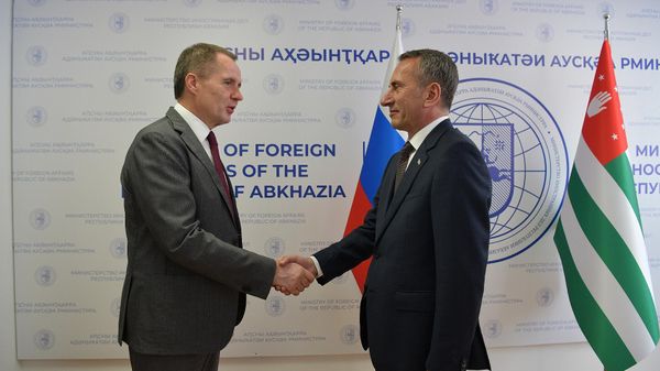 Встреча министра иностранных дел Олега Барциц и посла РФ в Абхазии Вячеслава Гладкова - Sputnik Абхазия