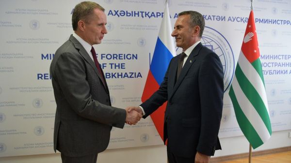 Аԥсны Адәныҟатәи аусқәа рминистрра ахада Олег Барцыц диԥылеит Урыстәыла ацҳаражәҳәаҩ ҿыц Виачеслав Гладков - Sputnik Аҧсны